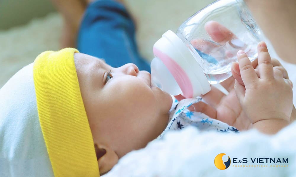 Cho trẻ uống Oresol hoặc các dung dịch bù nước khác để bổ sung điện giải và ngăn ngừa mất nước