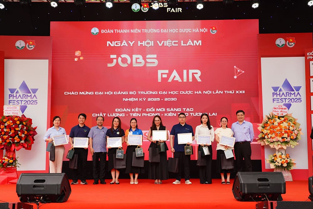Đại diện Dược phẩm E&S Việt Nam nhận kỉ niệm chương đồng hành cùng Job Fair 2025 của Đại học Dược Hà Nội