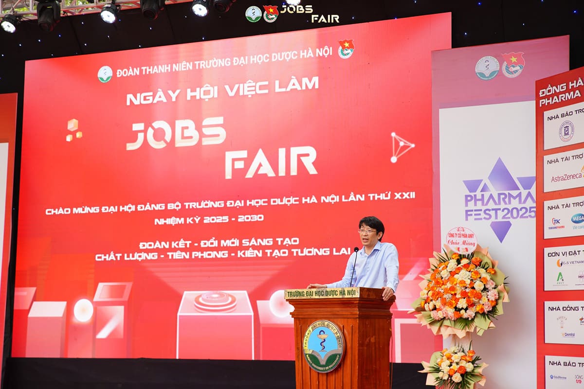 PGS.TS Nguyễn Mạnh Tuyển, Phó Hiệu Trưởng Nhà Trường phát biểu khai mạc “Ngày hội Việc làm - Jobs Fair” sáng 27/04/2025