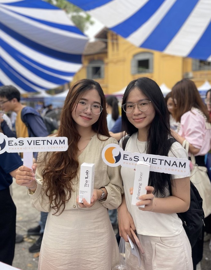Những phần quà kỷ niệm gửi tặng tới những ban sinh viên ghé thăm gian tư vấn tuyển dụng