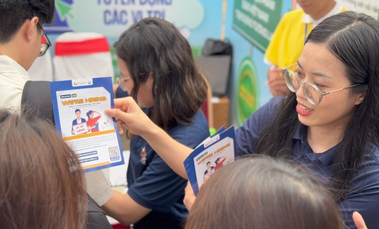 Các bạn sinh viên được đại diện công ty giới thiệu thêm về quy trình làm việc, các vị trí mà hiện tại công ty đang tuyển dụng