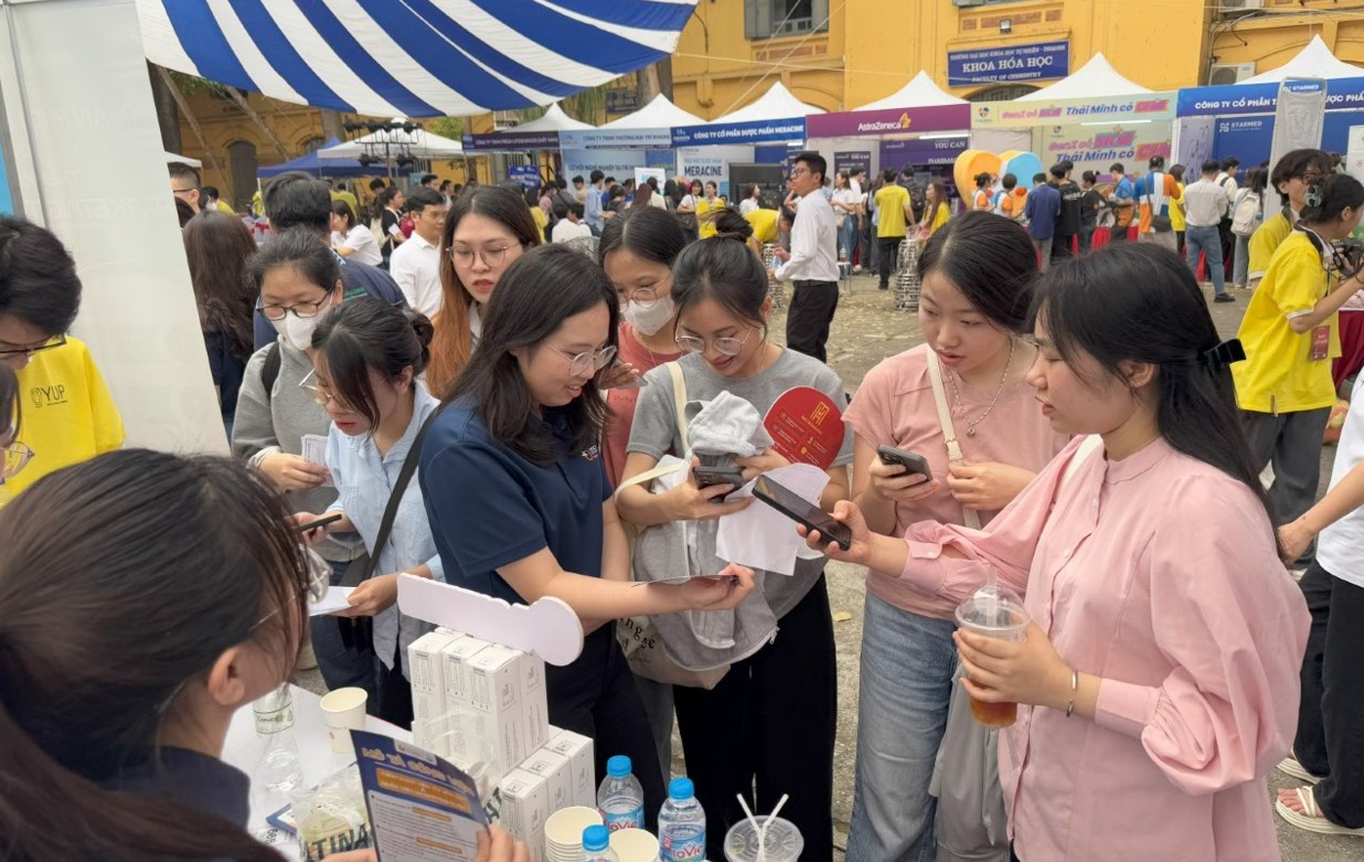 Các bạn sinh viên hào hứng check-in và tìm hiểu về các vị trí tuyển dụng